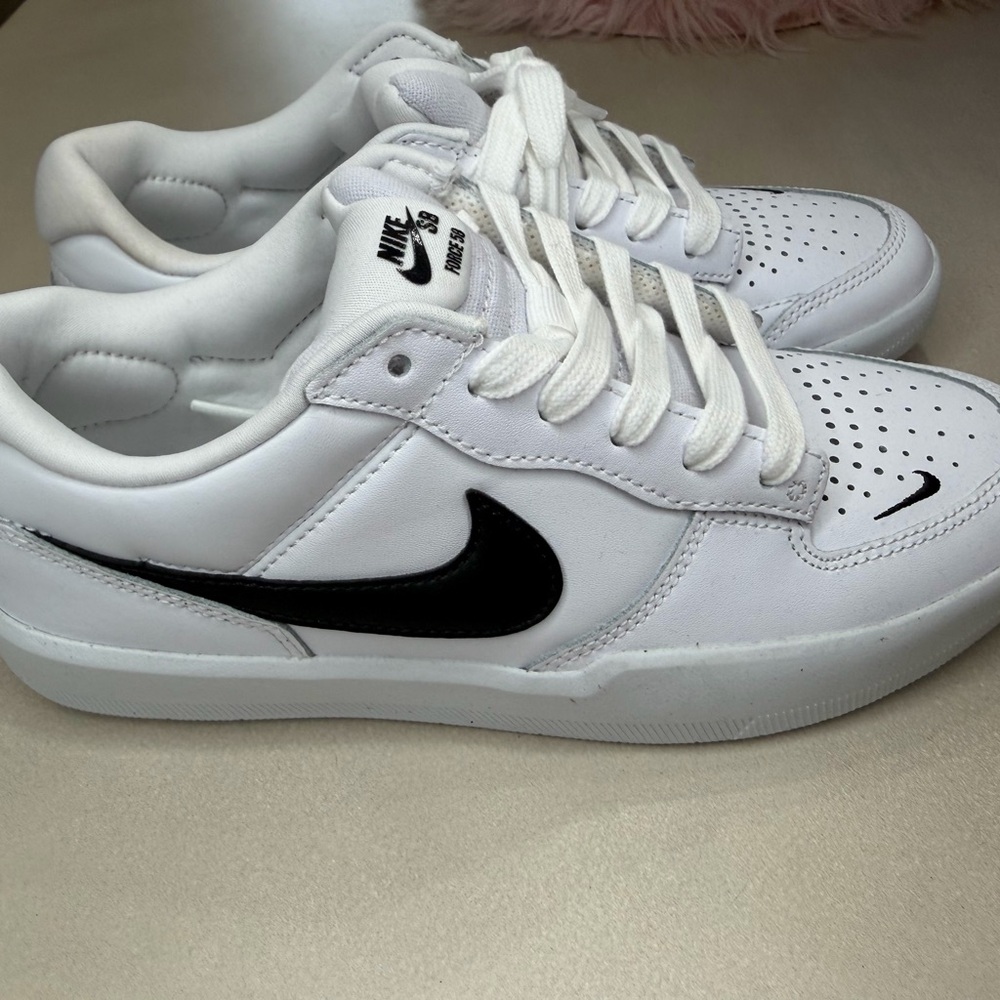 Nike SB Men’s Force 58 White Sneakers with Black Swoosh New Never Worn
